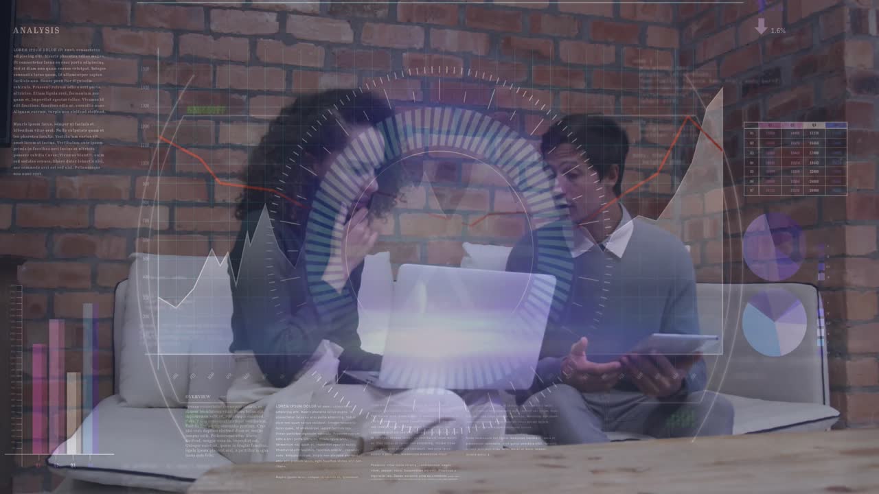 animación de la interfaz con el procesamiento de datos contra hombres y mujeres diversos discutiendo en la oficina