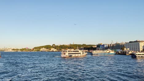 gente caminando desde el puente de galata a eminönü en el bósforo en estambul, turquía