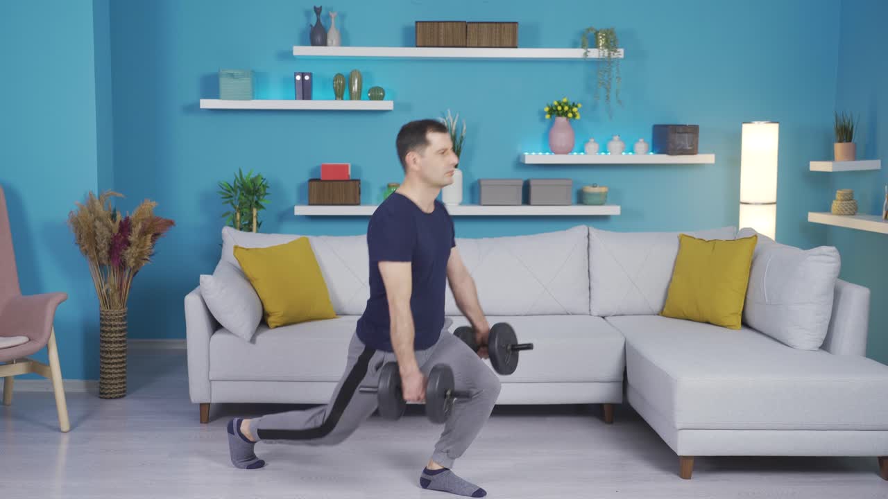 성숙한 남자가 집에서 장비를 사용하여 운동합니다.