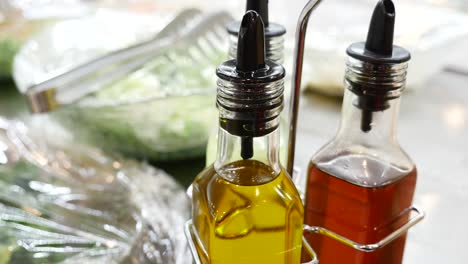 dispensadores de aceite y vinagre en una barra de ensaladas