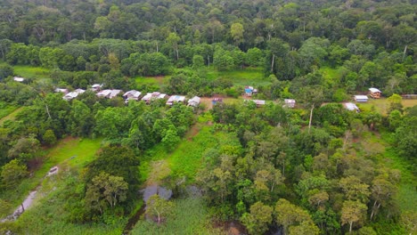 Vista-Aérea-Que-Avanza,-Vista-Panorámica-De-Un-Pequeño-Pueblo-En-La-Selva-Amazónica-En-Colombia,-árboles-Altos-En-El-Fondo