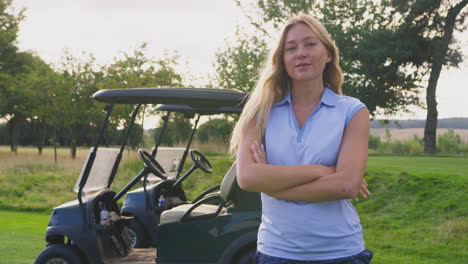 retrato de una golfista de pie junto a un buggy en un campo de golf