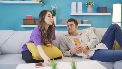 una pareja casada adicta al teléfono se da cuenta de esto y pasa tiempo juntos.