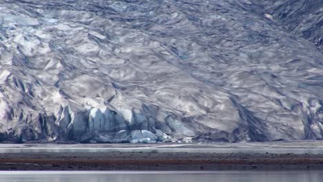 Close-up-of-a-Alaskan-glacier-in-the-Glacier-Bay-National-Park