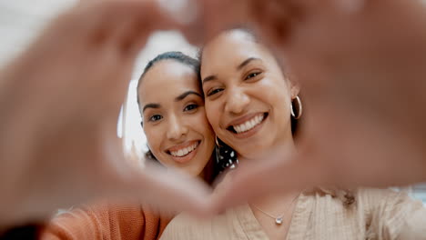 Cara,-Corazón-Y-Manos-Con-Una-Pareja-De-Lesbianas