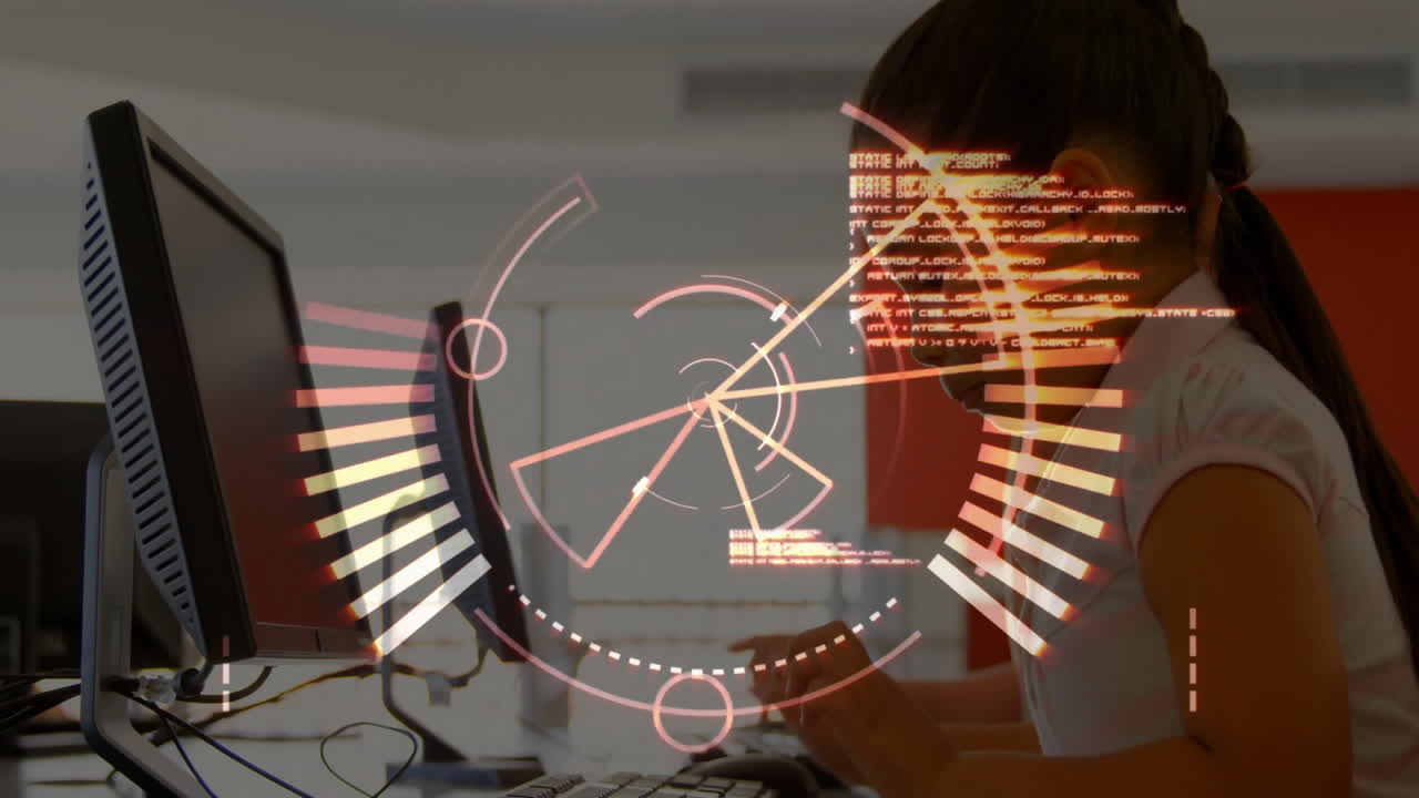 escribir en el teclado, persona en la oficina con animación de procesamiento de datos sobre la pantalla