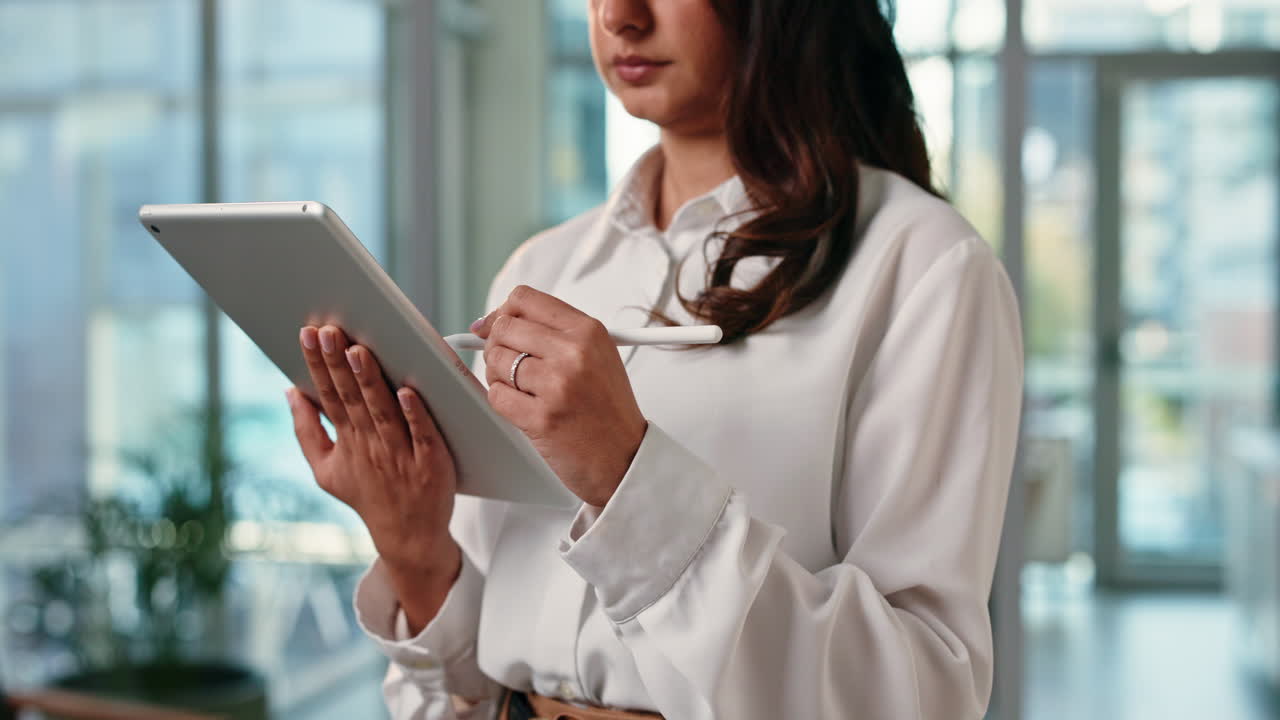 Kvinde bruger en tablet med en stylus