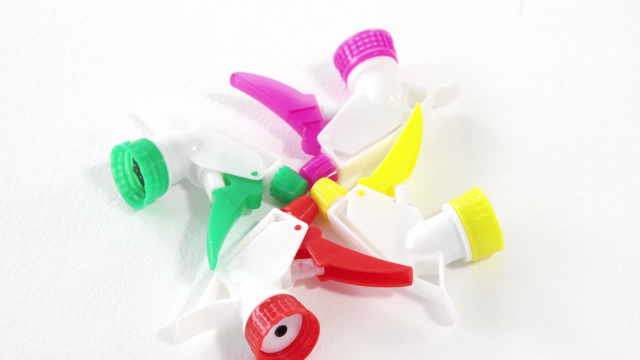 крупный план головки бутылки с распылителем