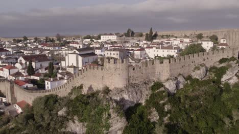 Rückwärts-Fliegende-Alte-Stadtmauer-Von-Obidos-Portugal-Im-Morgenlicht,-Luftaufnahme