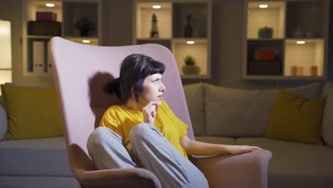 문제를 가진 젊은 여성은 자신을 숨기고 있습니다. 정신 질환자.