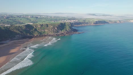 el enorme acantilado verde en suances, españa