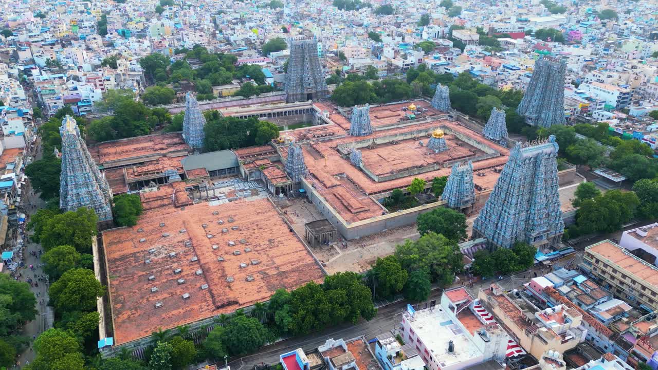 entradas de torres de piedra ornamentadas del templo hindú meenakshi amman en la antigua ciudad de madurai, tamil nadu, india