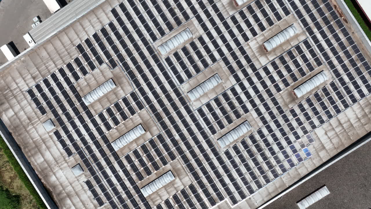 Vista aerea di una centrale solare sul tetto di un edificio industriale. Pannelli solari sul tetto di un edificio industriale che generano energia rinnovabile e sostenibile