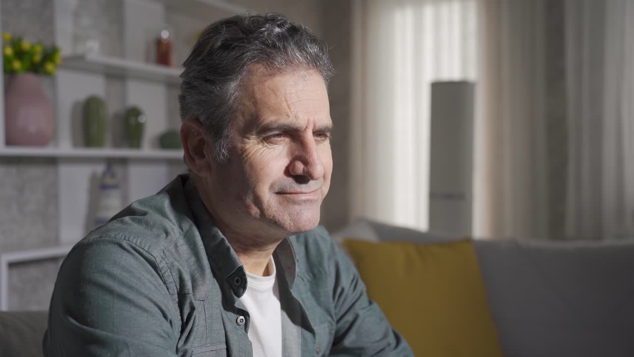 hombre maduro pensativo en casa pensando en la soledad, el abandono, la infelicidad y el sufrimiento.