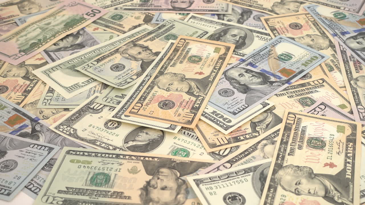Banconote di dollari che cadono. Slow motion. Riprese di denaro