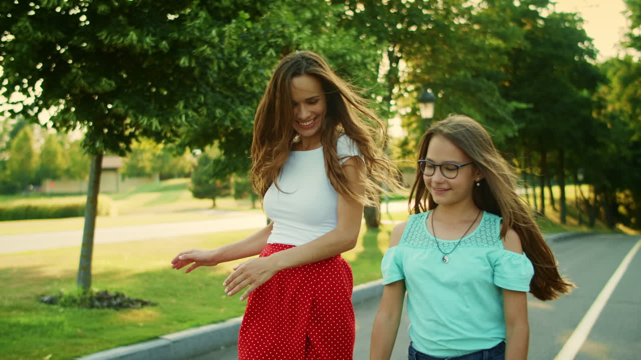 어머니 와 딸 이 야외 에서 즐거움을 누리고 있다