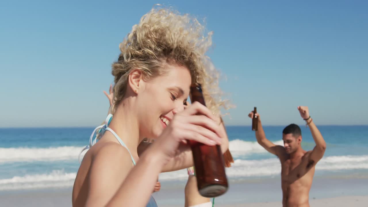 해변에서 춤추는 젊은 성인 친구들 4k