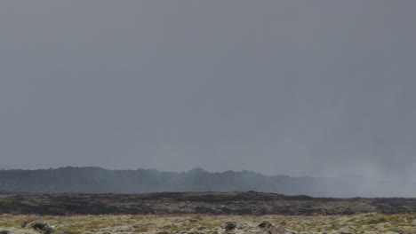 アイスランド・グリンダヴィクの火山景色と 噴火中のサンドヌクルクレーター