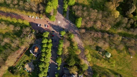 londres, greenwich park - disparo de avión no tripulado de arriba hacia abajo - volando hacia adelante a lo largo del cruce