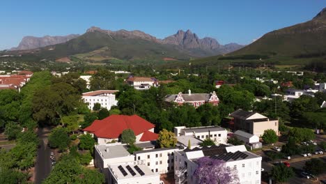 공중 촬영으로 남아프리카 공화국의 역사적인 스텔렌보시 (stellenbosch) 를 보여준다.