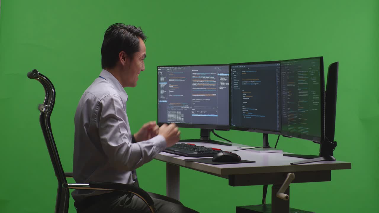 glücklicher programmierer, der erfolg feiert