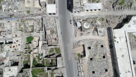 drones volando sobre los techos de los edificios en ruinas de la antigua ciudad en el centro de alepo en siria, incluso después de la guerra 4k