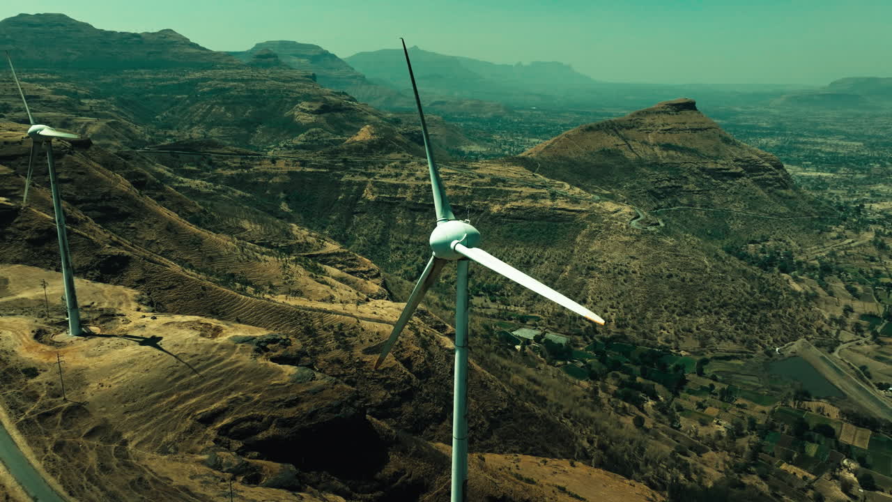 parque eólico en las montañas