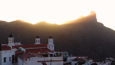 Weiße-Kolonialkirche-Im-Wunderschönen-Bergdorf-Tejeda-Mit-Lichtstrahlen-Bei-Sonnenuntergang-über-Den-Hügeln