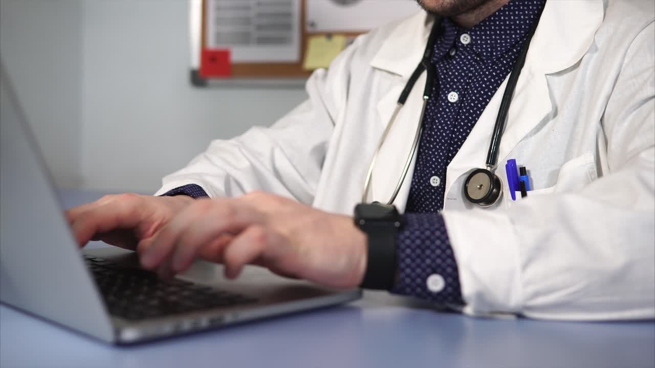 médico trabajando en la computadora portátil