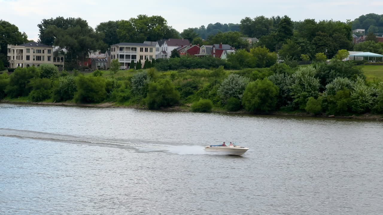 скоростная лодка пересекает реку недалеко от сельских деревень недалеко от цинциннати в огайо, сша