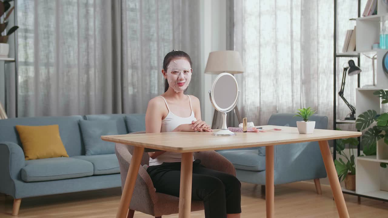 집에서 얼굴 마스크를 착용하는 여성