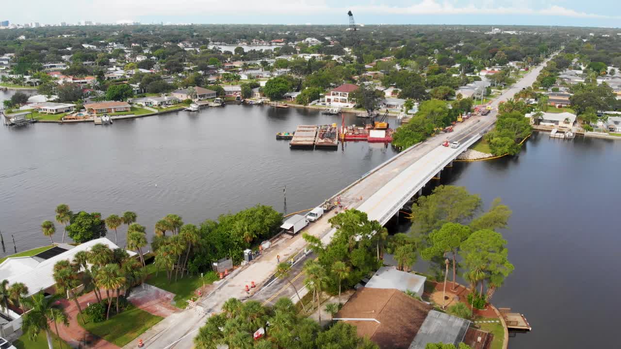 화창한 여름날 플로리다 주 세인트 피터스버그의 40번가 다리에서 작업하는 다리 수리 대원들의 4k 드론 비디오