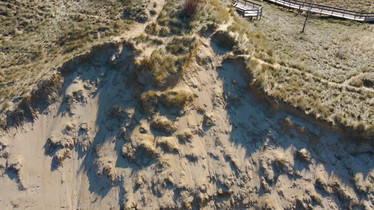 침식되는 모래 언덕에서 멀어지고 있습니다.