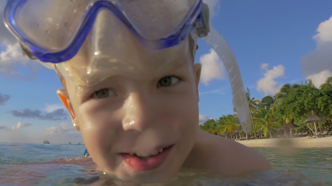 아버지와 아들이 바다에서 목욕하고 있습니다.