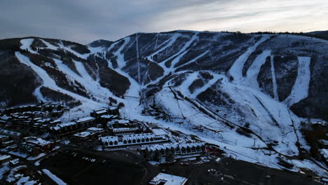 pistas de esquí abandonadas cuando el sol se ha puesto en park city en utah