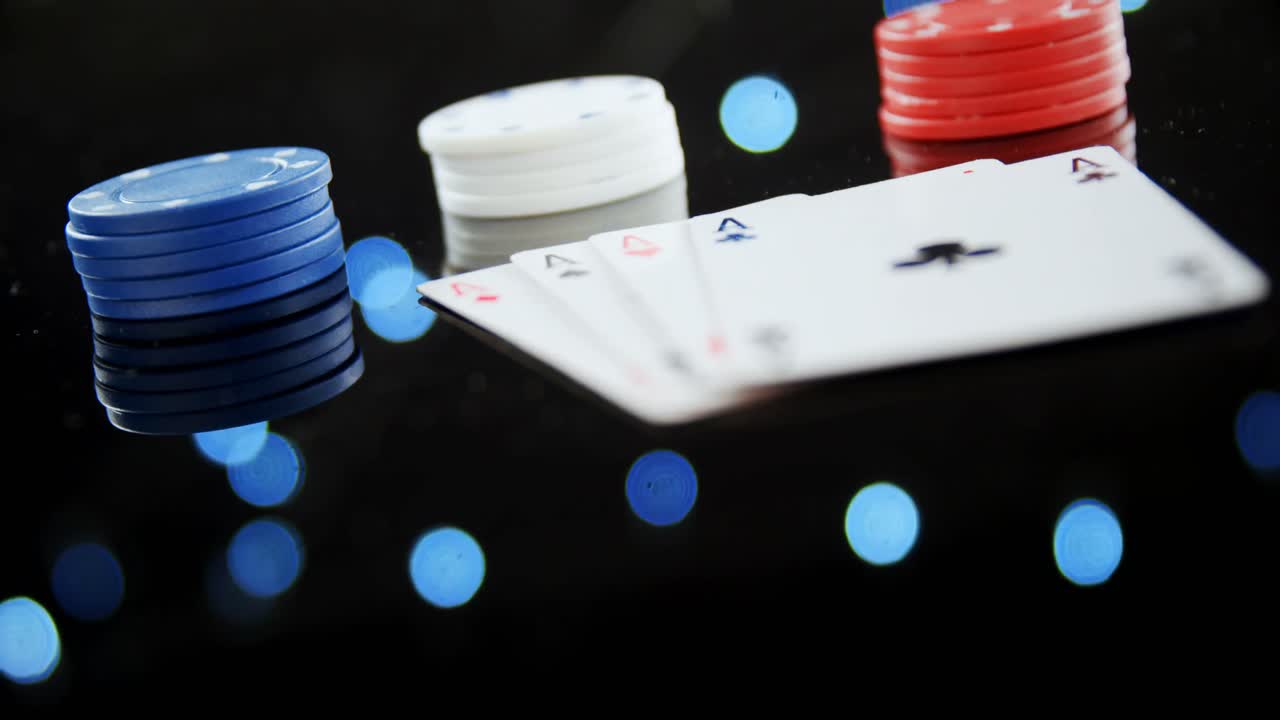 cartas de juego y fichas de casino en la mesa de póquer 4k