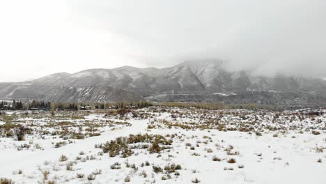 Winterlandschaft-Schneebedecktes-Feld-Und-Felsige-Berge-In-Der-Nähe-Von-Estes-Park,-Colorado-Usa