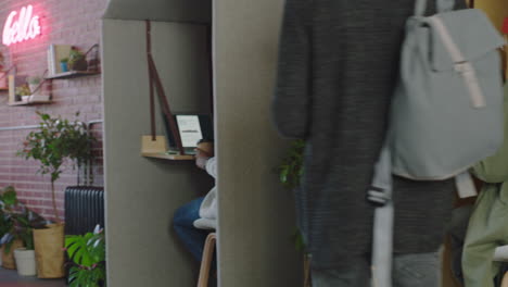 jóvenes empresarios trabajando en una oficina ocupada colaborando estudiantes multiétnicos compartiendo ideas colegas disfrutando del trabajo en equipo conexión brainstorming utilizando tecnología informática