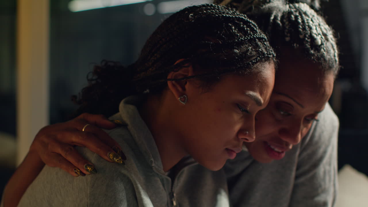 две женщины, предоставляющие утешение и поддержку