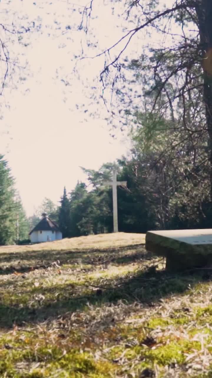 십자가 와 교회 를 가진 묘지 장면