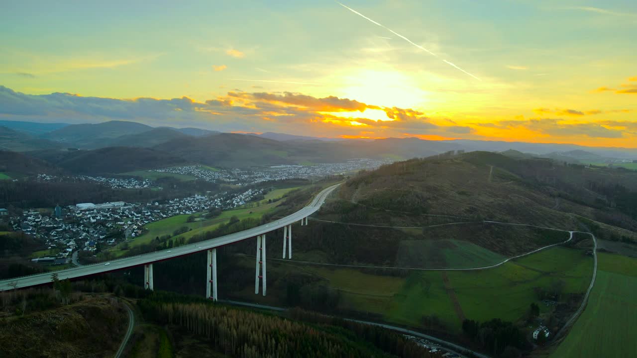 el puente de autopista más alto de alemania: el talbrücke nuttlar en el norte de rhine-westphalia durante la luz de la hora dorada