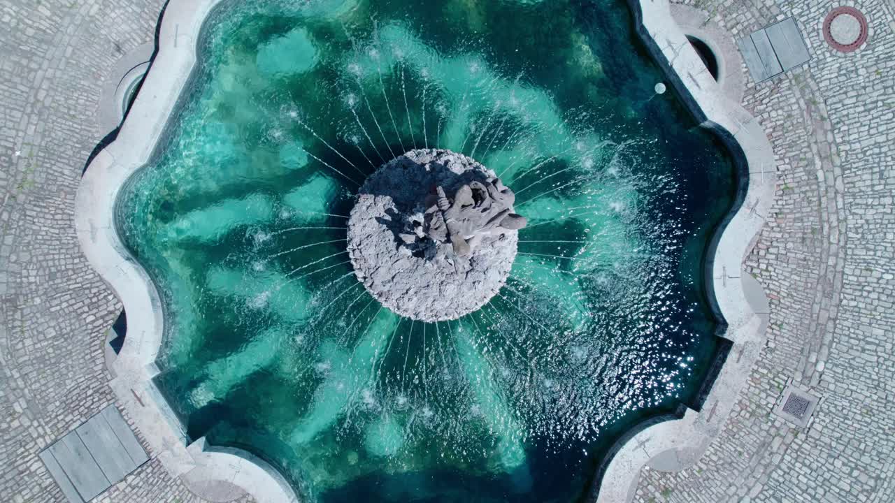 독일 존더스하우젠 궁전에 위치한 맑고 푸른 물이 있는 분수