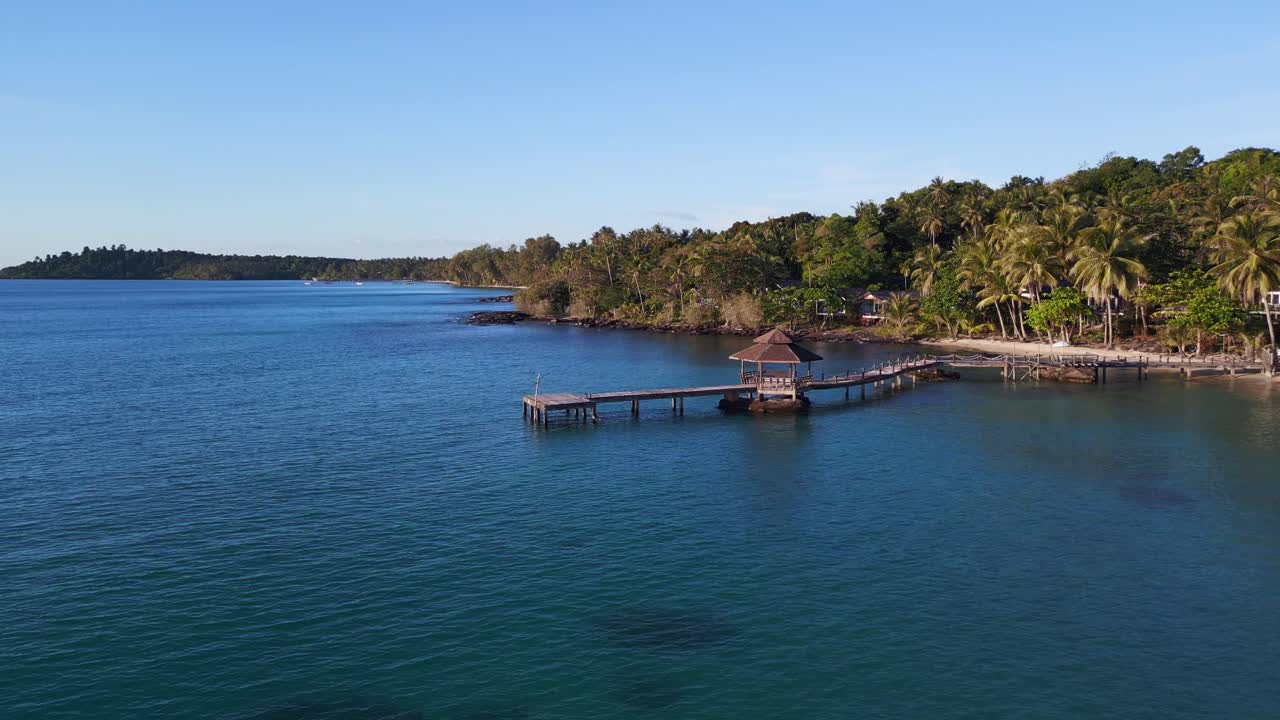 muelle de madera con cabaña isla de la laguna