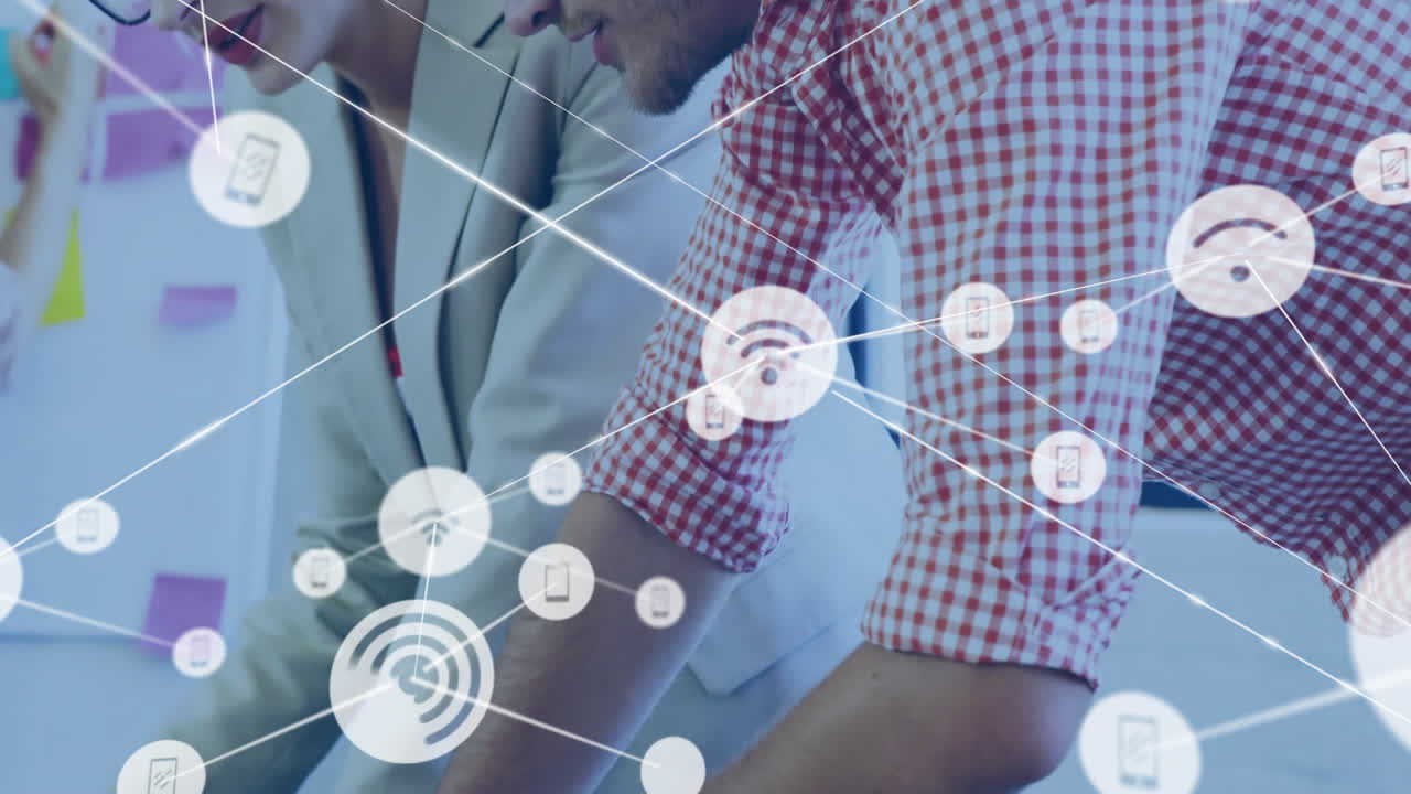 사무실에서 일을 논의하는 다양한 동료들에 대한 아이콘과의 연결 네트워크의 애니메이션