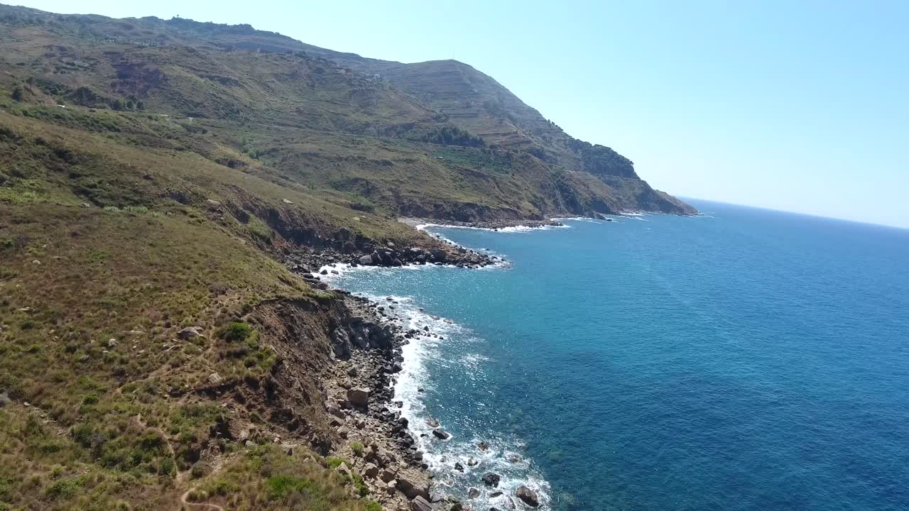 ripresa aerea con drone delle montagne di bejaia che si affacciano sul mar mediterraneo