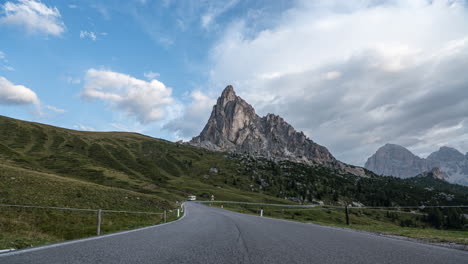 Asphaltstraße-Und-Majestätischer-Passo-Giao-In-Den-Dolomiten,-Zeitraffer-Ansicht