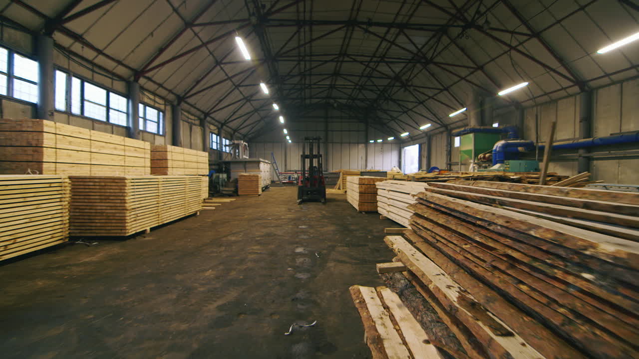 gran almacén de madera en el aserradero