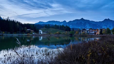 lapso de tiempo de la tarde de seefeld en tirol mirando a través de wildsee a la ciudad y las montañas de los alpes
