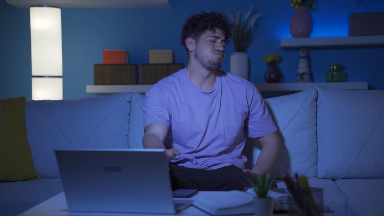 el estudiante que está enviando mensajes de texto por teléfono por la noche se aburre y se entristece.