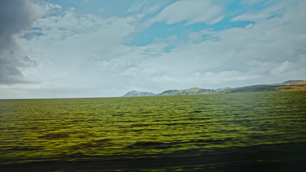 아이슬란드의 화산 지형을 가로질러 운전